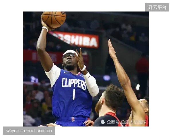 CJ·麦科勒姆关键时刻接管进攻，利用个人能力针对尼克斯防线。